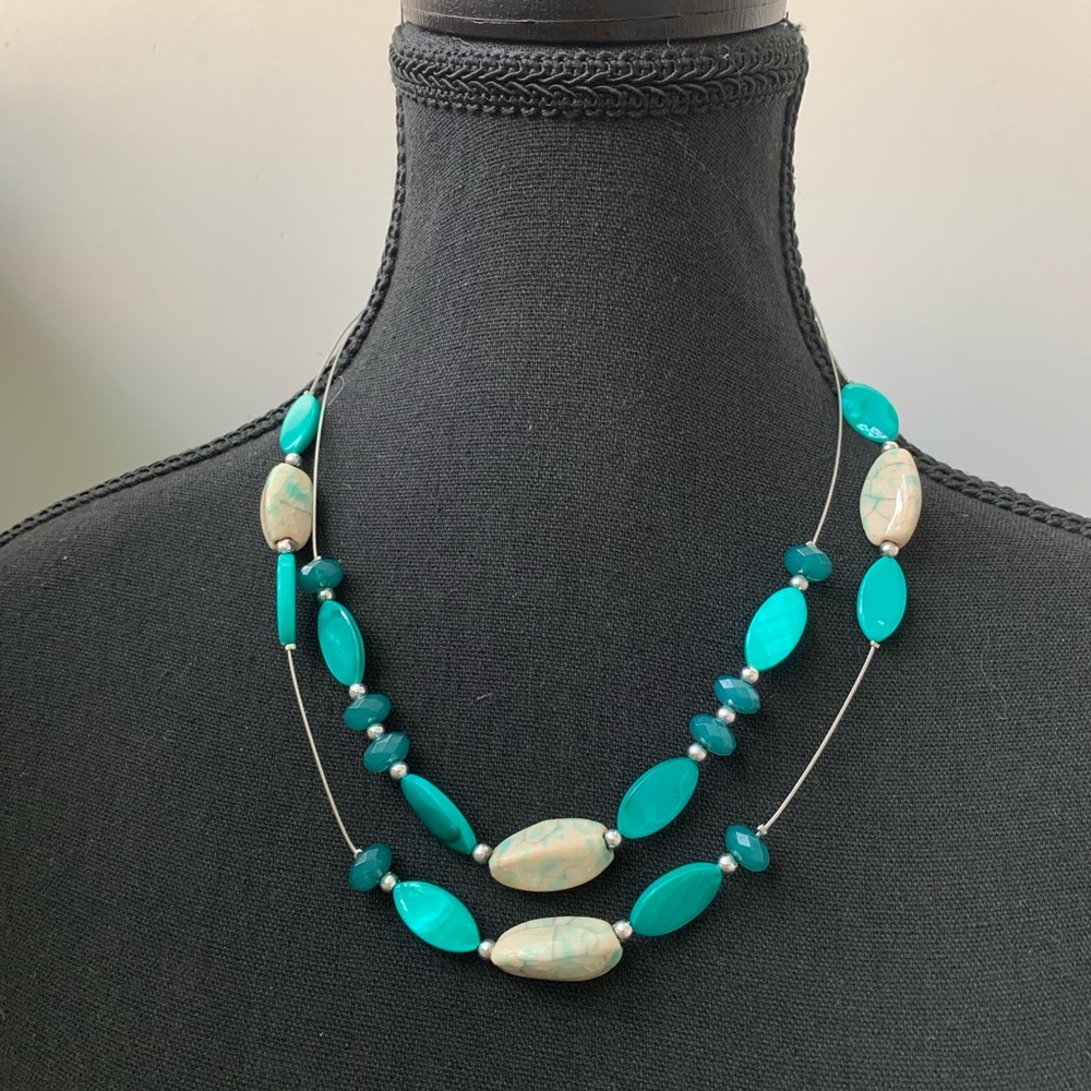 Dark turquoise wired necklace with 4 howlite stones